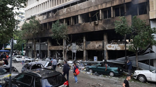 Des Libanais inspectent les dégâts d’un bâtiment, touché par une frappe aérienne israélienne la veille, dans la rue Mar Elias à Beyrouth au Liban, le 18 novembre 2024. 