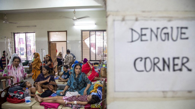 Le service de la dengue à l'intérieur du Shaheed Suhrawardy Medical College et Hospital à Dhaka au Bangladesh le 4 Novembre 2024.