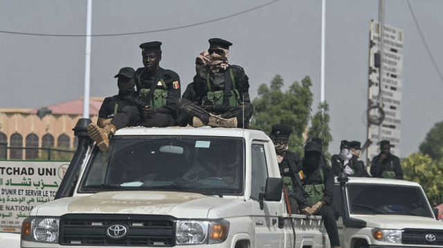 Des policiers tchadiens patrouillent dans les rues de N'Djamena le 10 mai 2024, au lendemain de l'annonce des résultats de l'élection présidentielle au Tchad.