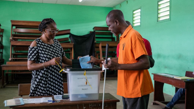 Un électeur vote dans un bureau de vote lors du référendum au Gabon à Libreville, le 16 novembre 2024. 