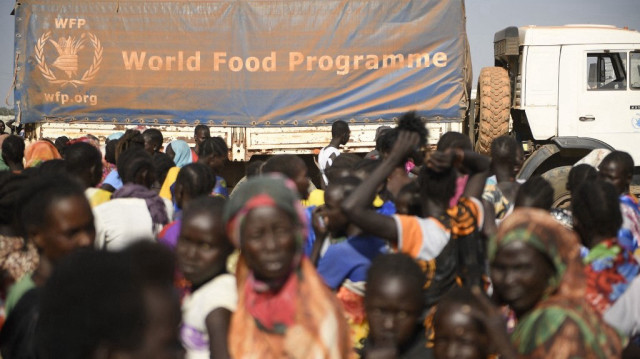 Des femmes déplacées attendent leur ration alimentaire lors d'une distribution de nourriture à côté d'un camion du Programme alimentaire mondial (PAM) à Bentiu au Sodan du Sud.