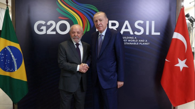 Le Président turc, Recep Tayyip Erdogan (D) et le Président brésilien, Luiz Inacio Lula da Silva lors du sommet des dirigeants du G20 à Rio de Janeiro au Brésil, le 17 novembre 2024.