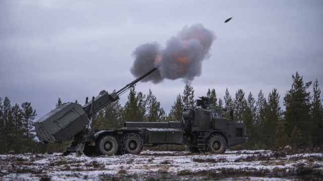 Un système d'artillerie Archer du 19e régiment de l'artillerie royale des forces armées britanniques tire pendant un exercice de tir réel, dans le cadre de l'exercice Dynamic Front de l'OTAN, près de Rovaniemi, en Laponie finlandaise, le 18 novembre 2024.