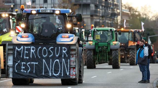 Des agriculteurs et des membres de la FDSEA 67 et des JA-Young Farmers lors d'une manifestation nationale contre l'accord UE-Mercosur à Strasbourg, dans l'est de la France, le 18 novembre 2024.