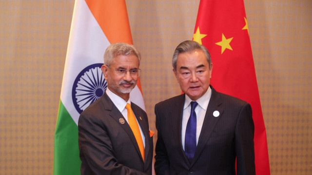 Le ministre indien des Affaires étrangères, S. Jaishankar, et son homologue chinois, Wang Yi.