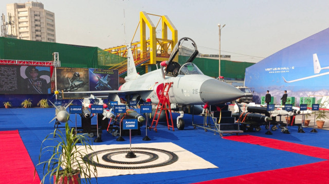 L'avion de chasse du Pakistan, le JF-17 Block 3 fabriqué localement à IDEAS 2024 au Pakistan.