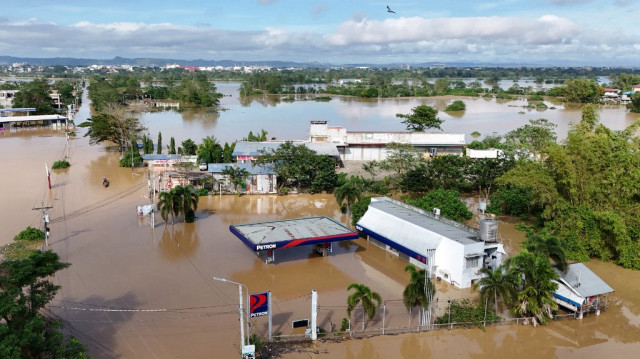 Des bâtiments submergés par les eaux d'une rivière en crue causée par les fortes pluies du super typhon Man-yi à Tuguegarao City, dans la province de Cagayan, le 19 novembre 2024.