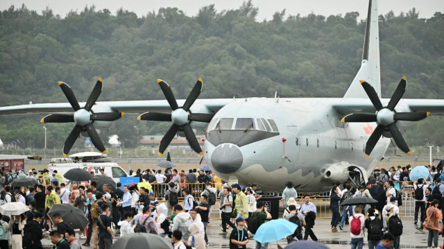 Des visiteurs sont vus près d'un avion de transport militaire moyen Shaanxi Y-9 fabriqué en Chine lors de la 15e exposition internationale de l'aviation et de l'aérospatiale à Zhuhai, dans la province de Guangdong, dans le sud de la Chine, le 14 novembre 2024.