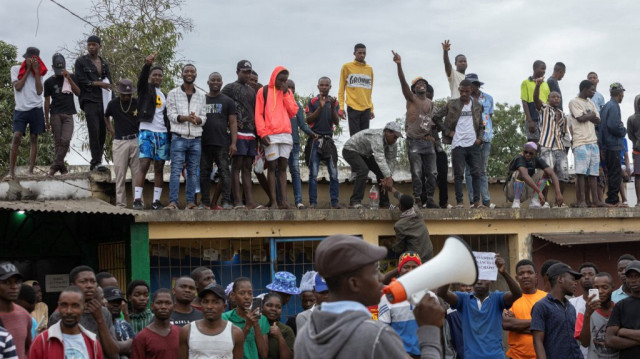 Un manifestant parle à travers un mégaphone lors d'une manifestation contre le gouvernement dans le quartier Patrice Lumumba à Maputo le 6 novembre 2024. 