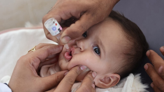 Un médecin administre un vaccin contre la polio à un enfant palestinien à l'hôpital Abdel Aziz Rantissi dans le quartier Nasr de la ville de Gaza, qui a été rouvert le 2 novembre 2024.