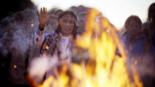 Un membres de la tribu mexicaine de la nation Huichol se recueille, le 27 juin 2008 à Ornans, avant la traditionnelle célébration du feu, lors du festival "Danse avec la Loue", consacré à la découverte des peuples premiers d'Amérique.