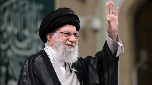 Le 2 novembre 2024, le guide suprême iranien, l'ayatollah Ali Khamenei, salue la foule lors d'une réunion avec des étudiants iraniens à Téhéran. M. Khamenei a promis de répondre aux attaques d'Israël et de son allié, les États-Unis, contre Téhéran et les groupes qu'il soutient dans la région.