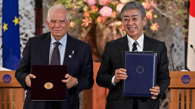 Le chef de la politique étrangère de l'UE, Josep Borrell (à gauche), et le ministre japonais des affaires étrangères, Takeshi Iwaya (à droite), posent après la cérémonie de signature à la maison d'hôtes Iikura, à Tokyo, le 1er novembre 2024. Le Japon et l'Union européenne ont annoncé un nouveau partenariat en matière de sécurité et de défense à Tokyo le 1er novembre. Le chef de la politique étrangère de l'UE, Josep Borrell, a déclaré qu'il s'agissait d'une étape historique et opportune.