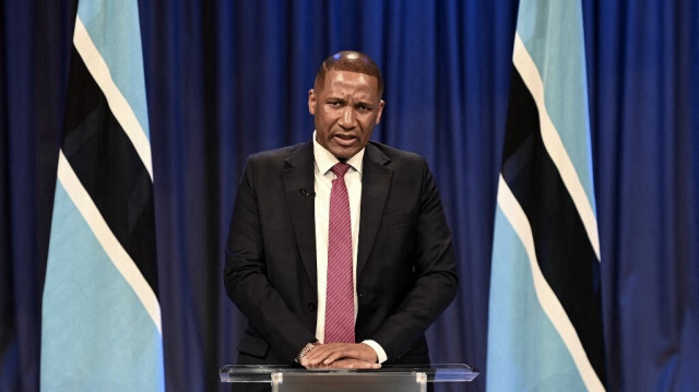 Le président nouvellement élu du Botswana, Duma Boko, prononce son discours d'acceptation au Mass Media Complex de Gaborone, le 1er novembre 2024.