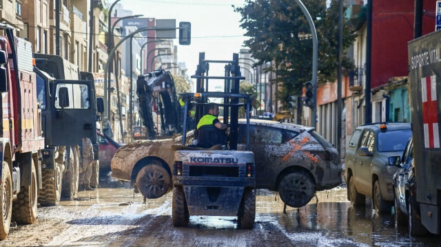 Un homme enlève une voiture endommagée par les inondations à Massanassa, dans la région de Valence, dans l'est de l'Espagne, le 2 novembre 2024.