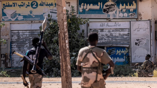 Des soldats de l'armée soudanaise patrouillent dans une zone de Khartoum Nord le 3 novembre 2024.