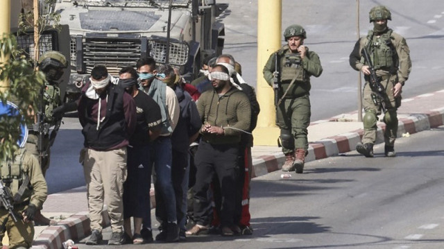 L'armée d'occupation arrête des Palestiniens lors d'un raid à Hébron, en Palestine occupée.