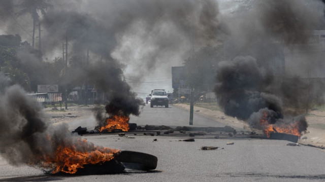 Des barricades enflammées sont visibles sur la route lors d'une manifestation dans le quartier de Choupal à Maputo le 15 novembre 2024. 