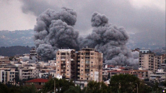 Des volutes de fumée après une frappe aérienne israélienne au sud du Liban.