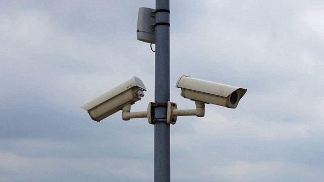 Les députés LFI accusent la police française d’avoir utilisé Briefcam, un logiciel de reconnaissance faciale israélien. Une saisine judiciaire vise plusieurs anciens ministres de l'Intérieur.