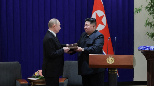 Le dirigeant nord-coréen Kim Jong Un (à droite) et le président russe Vladimir Poutine (à gauche).