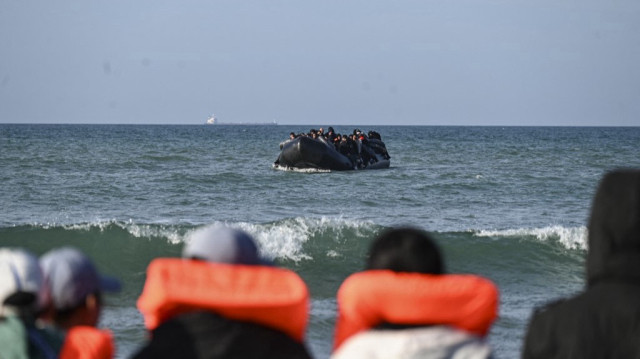 Selon la préfecture du Pas-de-Calais, environ un millier de candidats à la traversée de la Manche se cantonnent actuellement sur le littoral français, tandis que plus de 33 500 passages réussis vers l'Angleterre ont été recensés en 2024, selon des chiffres du collectif.
