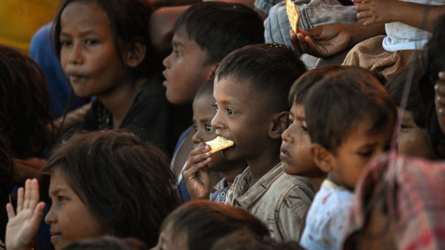 Des enfants sont vus sur un bateau transportant des réfugiés rohingyas alors qu'il mouille au large de la côte de Labuhan Haji dans la province d'Aceh du Sud en Birmanie.