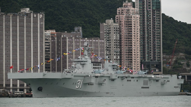 Le navire d'assaut amphibie de type 075 de la marine chinoise de l'Armée populaire de libération (APL), le Hainan, est vu à quai au China Merchants Wharf à Hong Kong le 21 novembre 2024.