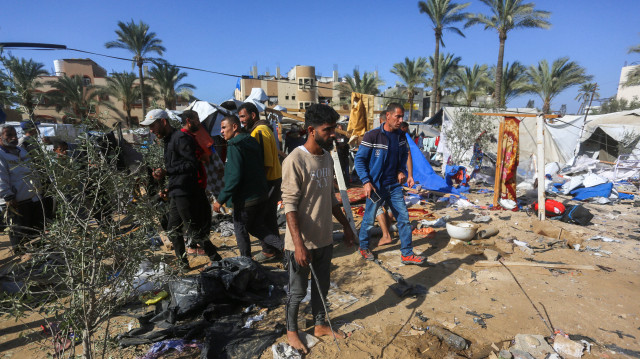 L'armée israélienne a ciblé les tentes abritant des Palestiniens déplacés dans la ville de Deir al-Balah, située au centre de la bande de Gaza, rendant de nombreuses tentes inutilisables.