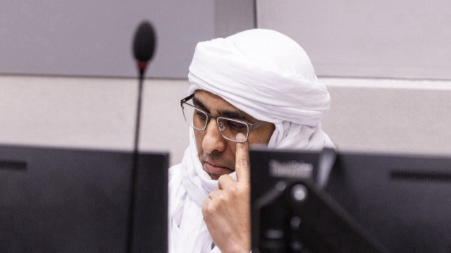 Le chef terroriste malien Al Hassan Ag Abdoul Aziz Ag Mohamed Ag Mahmoud regarde avant d'entendre le verdict de la Cour pénale internationale (CPI) qui l'a condamné à 10 ans de prison pour crimes de guerre et crimes contre l'humanité commis pendant un règne de terreur dans la légendaire ville malienne de Tombouctou, le 20 novembre 2024 à la Cour de la CPI à La Haye. 