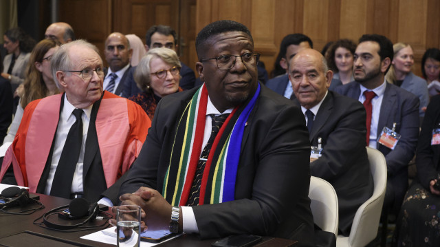 L’ambassadeur sud-africain à La Haye, Vusimuzi Madonsela, devant la Cour internationale de Justice de la Haye, le 24 mai 2024.