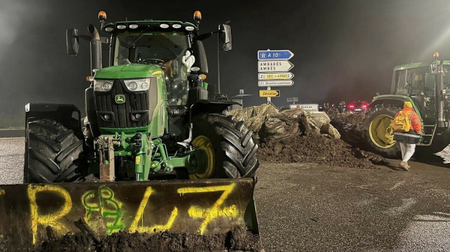 Ce nouvel épisode de manifestations agricoles intervient avec en toile de fond des élections en janvier, qui détermineront la gouvernance des chambres d'agriculture et les subsides versés à chaque syndicat.
