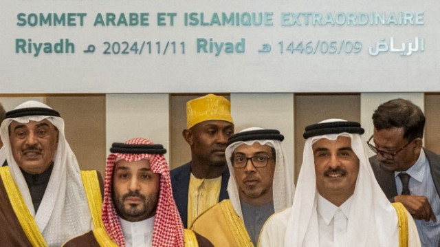 Le vice-président et vice-Premier ministre des Émirats arabes unis, Sheikh Mansour bin Zayed Al Nahyan (au centre), posant aux côtés du prince héritier d'Arabie saoudite, Mohamed ben Salmane (centre gauche), de l'émir du Qatar, Sheikh Tamim ben Hamad al-Thani (centre droit), et du prince héritier du Koweït, Sheikh Sabah al-Khaled al-Hamad al-Sabah (à gauche), lors du sommet extraordinaire conjoint des dirigeants de l'Organisation de la coopération islamique (OCI) et de la Ligue arabe à Riyad, le 11 novembre 2024.