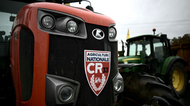 Un tracteur portant l'emblème du syndicat agricole français "Coordination Rurale" (CR) au troisième jour d'une manifestation nationale contre l'accord UE-Mercosur, à Beychac-et-Caillau, dans le sud-ouest de la France, le 20 novembre 2024.