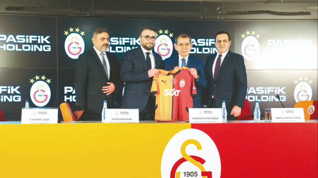 RAMS Park’taki forma sponsorluğu imza törenine G.Saray Başkanı Dursun Özbek ve Pasifik Holding Yönetim Kurulu Başkanı Fatih Erdoğan katıldı.