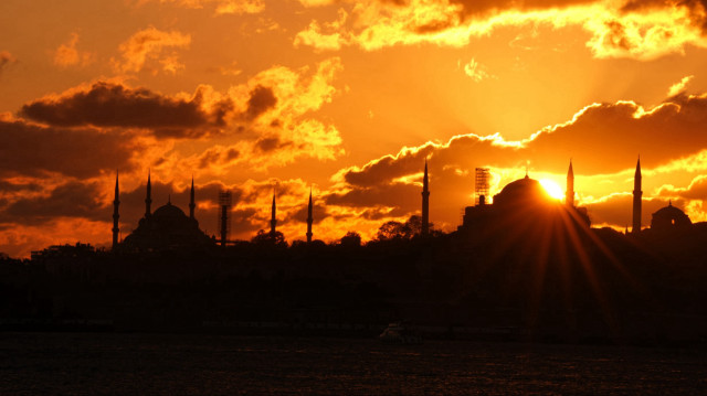 Les mosquées Ayasofya et Sultanahmet lors d'un coucher de soleil sur Istanbul, le 6 novembre 2024.