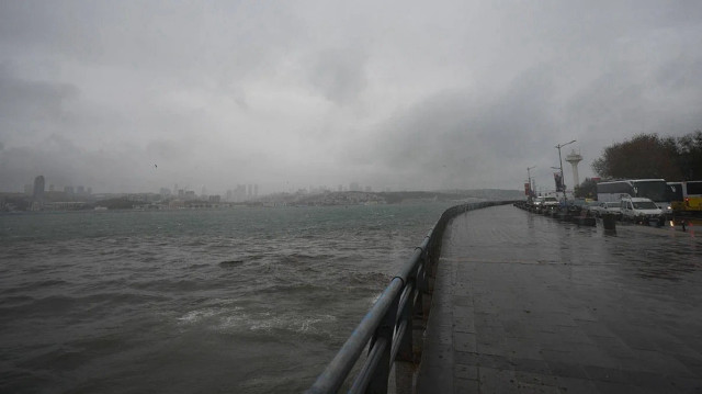 İstanbul'da olumsuz hava koşulları nedeniyle hava ve deniz trafiğinde peş peşe sefer iptalleri açıklanıyor.