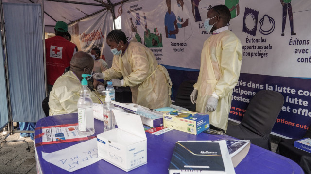 Des cliniciens se préparent à administrer des vaccins contre la variole lors du lancement de la campagne de vaccination à l'hôpital général de Goma, le 5 octobre 2024. La République démocratique du Congo, épicentre d'une épidémie de variole, a lancé une campagne de vaccination contre le virus le 5 octobre 2024 dans la ville de Goma, à l'est du pays.