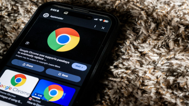 Sur cette photo d'illustration, les logos de Google Chrome sont affichés sur un téléphone portable le 21 novembre 2024 à Austin, Texas. Le ministère de la justice a demandé à un tribunal fédéral de forcer Google à vendre son navigateur web Chrome, dans le cadre d'un effort visant à briser son monopole sur les recherches sur internet.