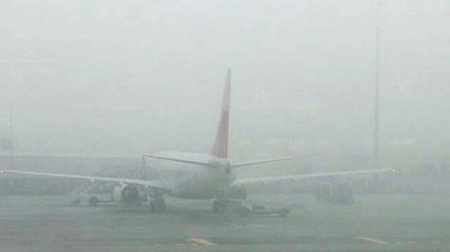 Sabiha Gökçen Havalimanı ve İstanbul Havalimanı'nda iniş yapamayan bazı uçaklar da civardaki havalimanlarına yönlendiriliyor. 