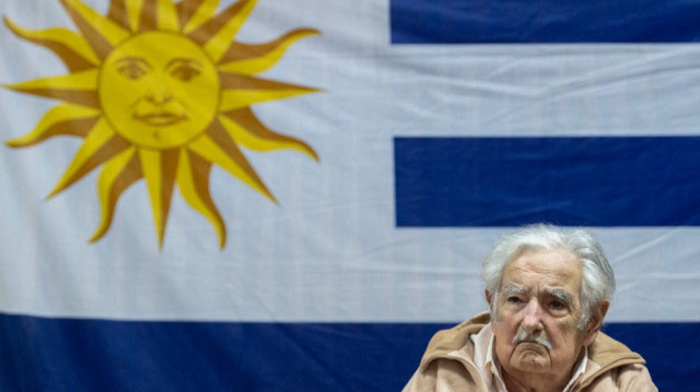 L'ancien président uruguayen José "Pepe" Mujica fait un geste lors d'un rassemblement de campagne pour le candidat présidentiel uruguayen du parti Frente Amplio, Yamandu Orsi, au Club Cerveceros à Montevideo, le 19 novembre 2024.