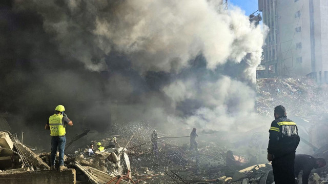 Des sauveteurs recherchent des survivants sur le site d'une frappe aérienne israélienne qui a visé la ville de Nabatieh, dans le sud du Liban, le 16 novembre 2024.