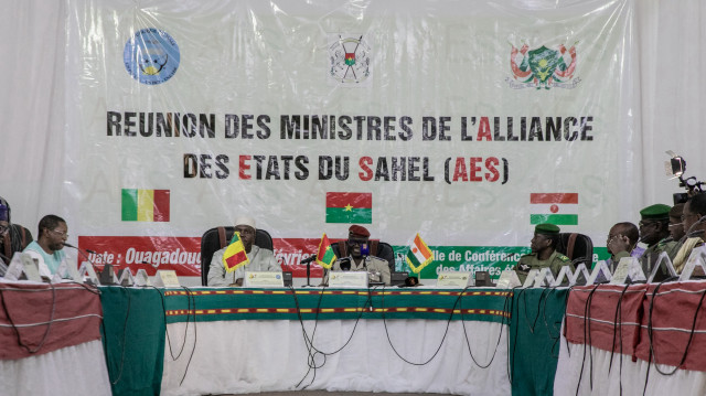 Le ministre de la Défense et des Anciens Combattants du Burkina Faso, le colonel-major Kassoum Coulibaly (C), sourit à la réunion des ministres de l'Alliance des États du Sahel (AES), à Ouagadougou, le 15 février 2024, aux côtés du colonel Abdoulaye Maiga, ministre d'État, ministre de l'Administration territoriale et de la Décentralisation, porte-parole du gouvernement du Mali (2e à gauche) et du général Salifou Mody, ministre d'État, ministre de la Défense nationale du Niger.