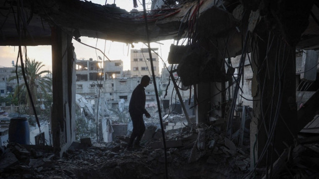 Un jeune Palestinien cherche des objets à récupérer dans les décombres d'une maison détruite par une frappe israélienne dans le camp de réfugiés de Bureij, dans le centre de la bande de Gaza, le 24 novembre 2024.