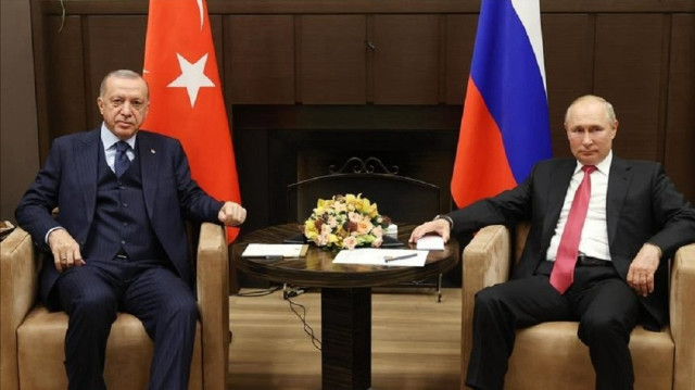 Turkish President Recep Tayyip Erdogan (L) and his Russian counterpart Vladimir Putin (R)