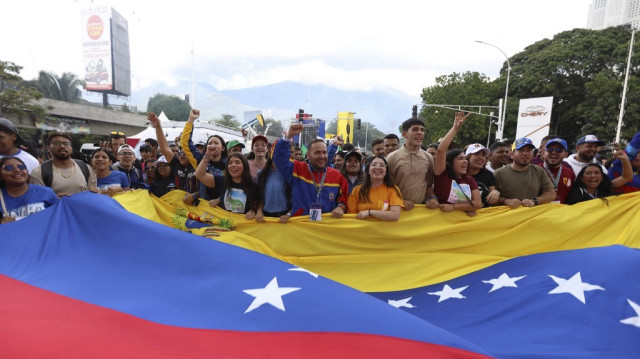 Des étudiants universitaires et des partisans du gouvernement du président vénézuélien Nicolas Maduro défilent pour commémorer la Journée des étudiants universitaires à Caracas, le 21 novembre 2024.