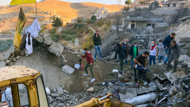 Des sauveteurs recherchent des survivants sur le site d'une frappe aérienne israélienne qui a visé le village de Shmestar dans la vallée de la Bekaa le 23 novembre 2024, dans le cadre de la guerre entre Israël et le Hezbollah. Le Liban a déclaré que huit personnes ont été tuées lors d'une frappe israélienne le 23 novembre dans l'est du pays. Les médias d'État ont rapporté que l'attaque d'une maison a tué une mère et ses enfants.