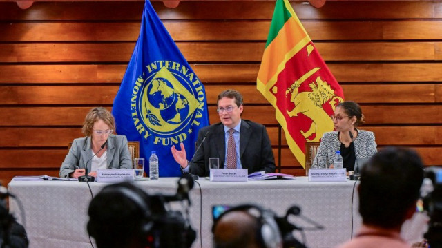 Peter Breuer, chef principal de la mission du Fonds monétaire international (FMI) au Sri Lanka, s'exprime lors d'une conférence de presse à Colombo le 23 novembre 2024.