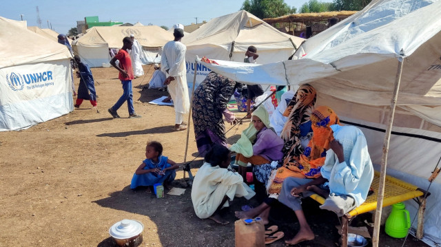 Des Soudanais qui ont fui l'escalade de la violence dans l'État d'Al-Jazira se reposent dans un camp pour personnes déplacées dans la ville orientale de Gedaref, le 23 novembre 2024.