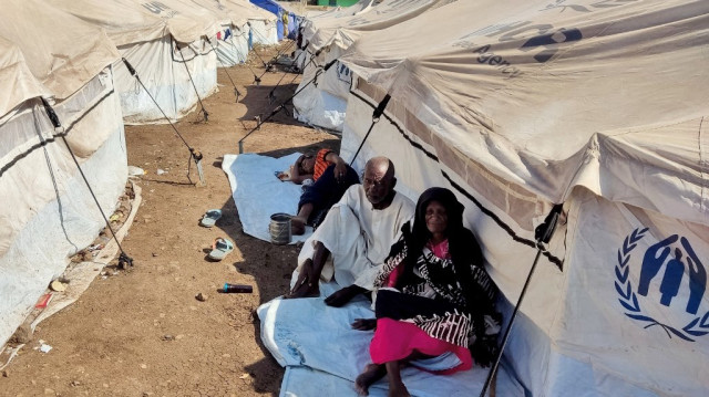 Des Soudanais qui ont fui l'escalade de la violence dans l'État d'Al-Jazira se reposent dans un camp pour personnes déplacées dans la ville orientale de Gedaref, le 23 novembre 2024.